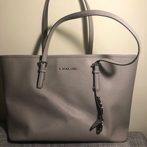 *like new*Michael Kors Jet Set Tech Travel Top Zip